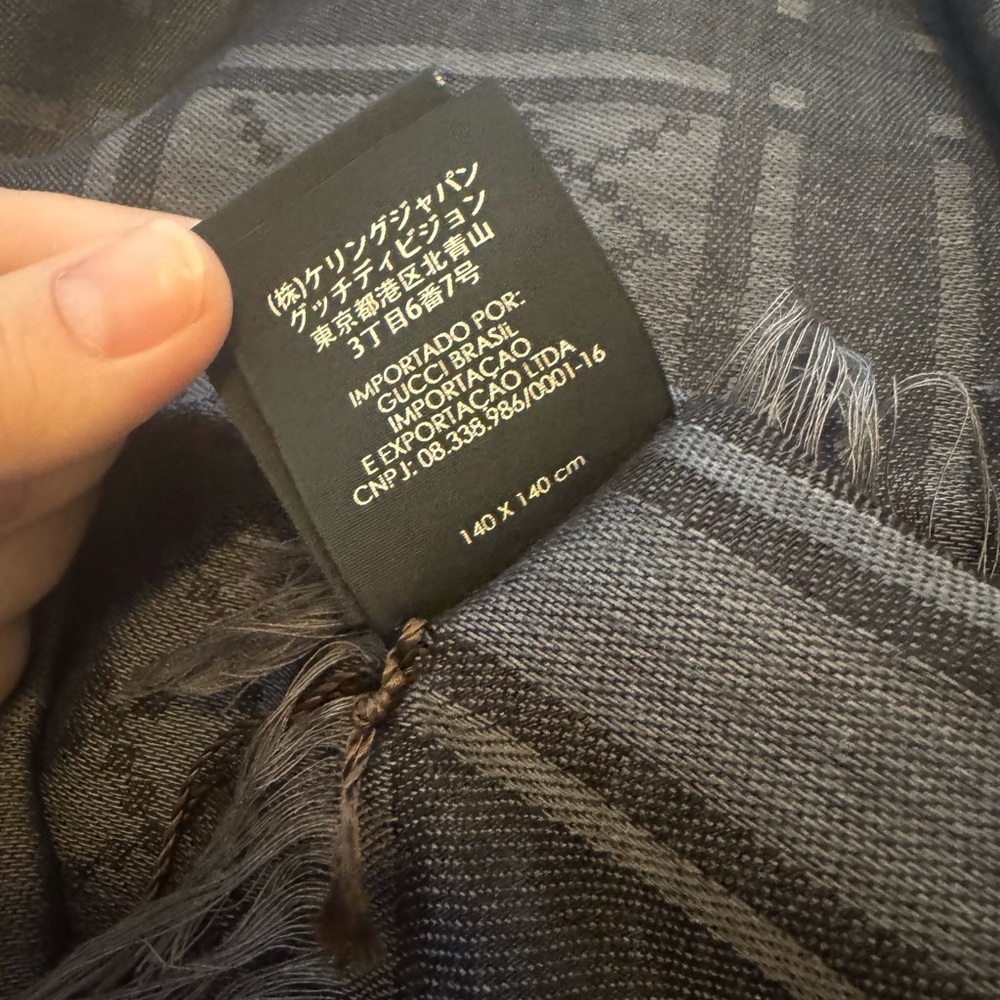 HP ❤️ Gucci Black Scialle Surviee 140x140 Gg Logo Scarf - Picture 8 of 9